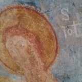Accanto ai due volti figurano alcune scritte il cui significato � incerto: verosimilmente le lettere vicine "I" e "C" dovrebbero essere parte del cristogramma greco "ICXC"
